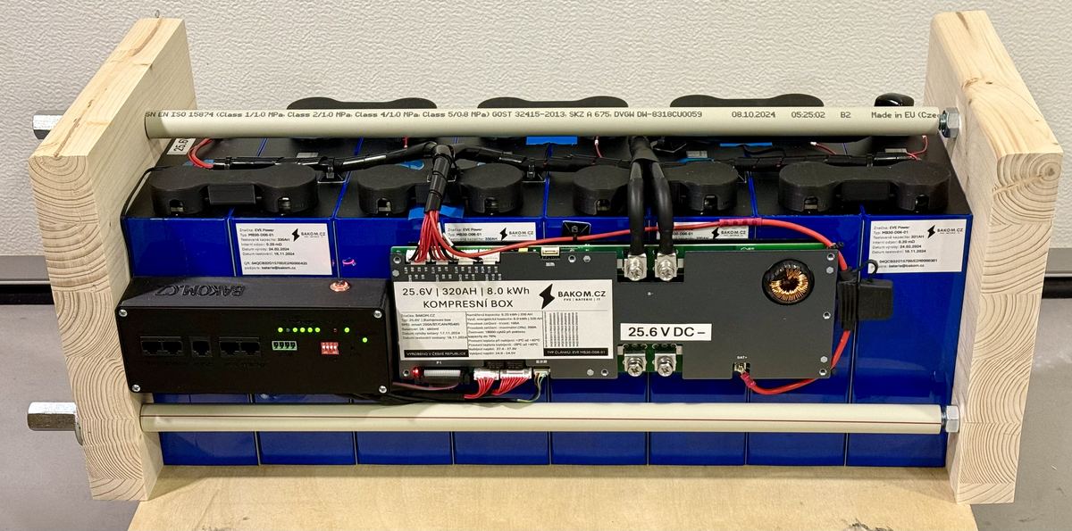BK8K-RC — kompresní box 25,6 V / 320 Ah s BMS+