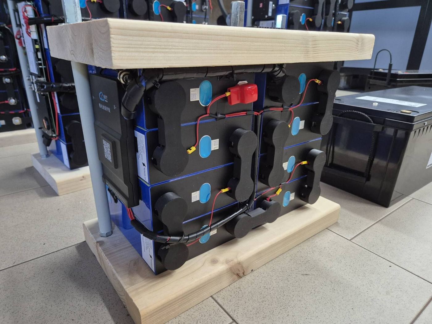 Kompresní box 25,6 V vedle AkuBoxu
