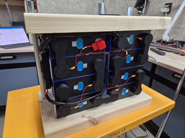 BK72K — 25,6 V / 290 Ah, kompresní box