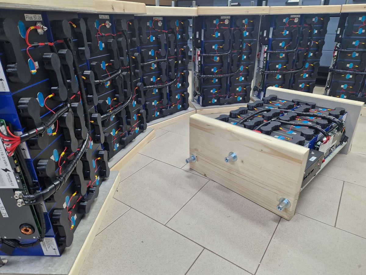 Kompresní box s přítlačnými deskami a závitovými tyčemi